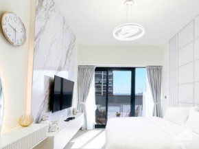 Luxury Living in Azizi Riviera & Cozy Balcony